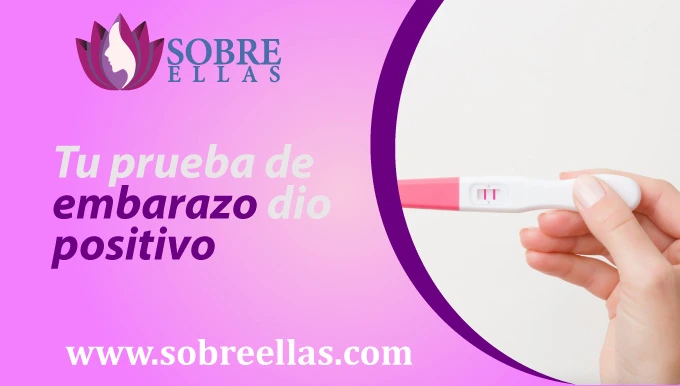 Se observa una mano sosteniendo un test de embarazo y diciendo Tu prueba de embarazo dio positivo