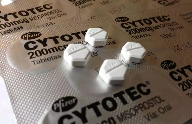Cytotec solamente debe ser utilizado si la mujer está cien por ciento segura de que desea terminar con su embarazo,Debe comprar al menos 12 píldoras de 200 mcg. de Cytotec. Una píldora de Cytotec o de Arthrotec debe contener 200 mcg. de Misoprostol. Fíjese en la dosis de Misoprostol en el paquete, ya que, si bien son de 200 mcg., también existen otras dosis. Si las píldoras no contienen 200 mcg. de Misoprostol, haga el cálculo de la cantidad de píldoras necesarias para lograr esa cantidad