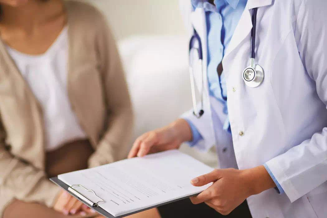Un aborto médico o no quirúrgico se puede realizar dentro de las 7 semanas desde el primer día del último período menstrual de una mujer. Se usa una combinación de medicamentos hormonales recetados para ayudar al cuerpo a eliminar el feto y el tejido placentario. Su médico puede darle medicamentos después de un examen físico y hacerle preguntas sobre su historial médico